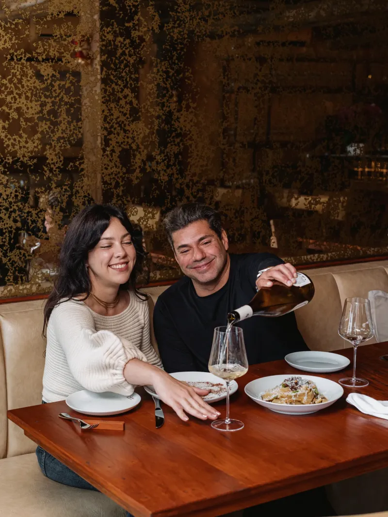 Felipe Bronze e Bia Limoni à mesa