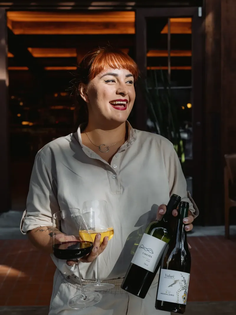 Sommelier do Lina com garrafas de vinho